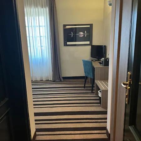 Jet Hotel