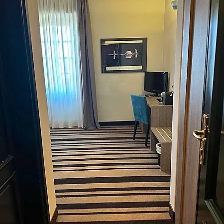 Jet Hotel